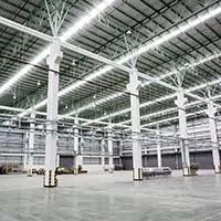 tageslicht- bzw. kaltwei&szlig;e Beleuchtung in einer Lagerhalle