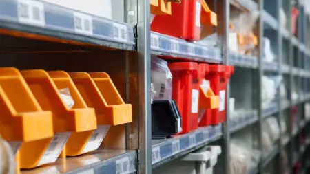 Regale werden von LEDs beleuchtet